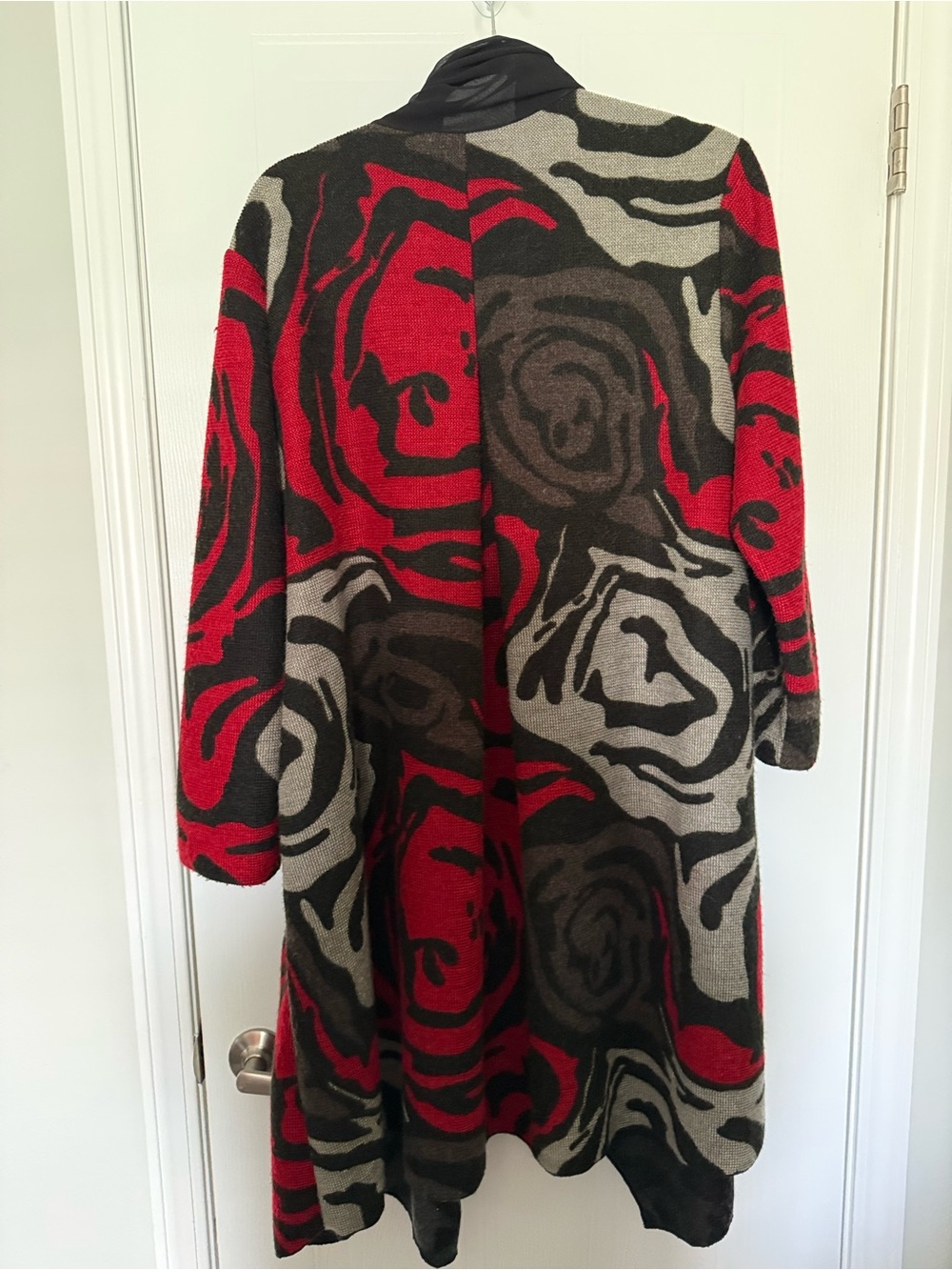 Yushi Long Open-Front Floral Cardigan Sweater in Red and Black - Picture 3 of 3